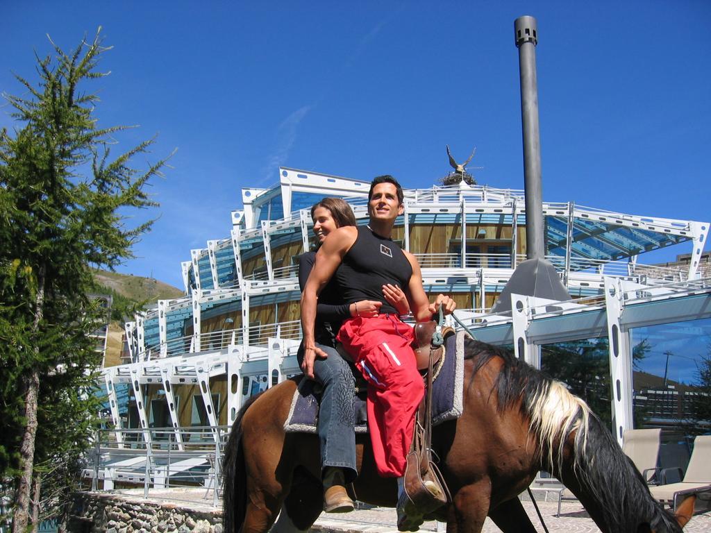 Hotel Shackleton Mountain Resort Сестриере Экстерьер фото